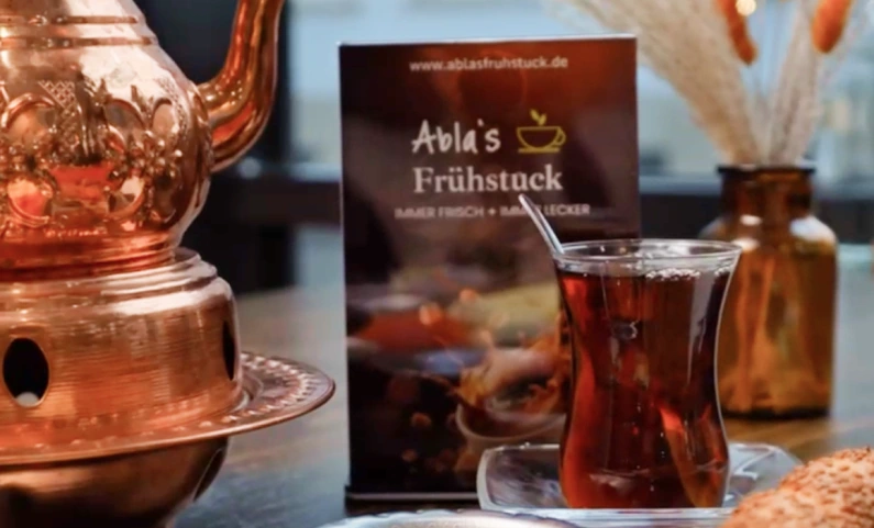 Kupferne Kaffeekanne und Tischtap-Aufsteller bei Ablas Frühstück